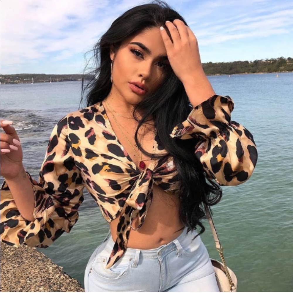 Leopard Front Tie Crop Top - Picture 5 of 8